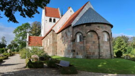 Grønbæk Kirke fra sydøst med den fornemme apsis